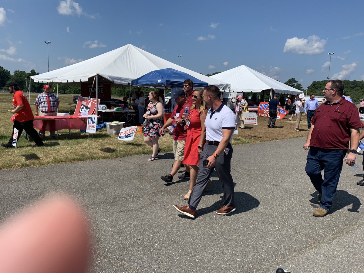  @AmandaChaseVA is walking around with a clique