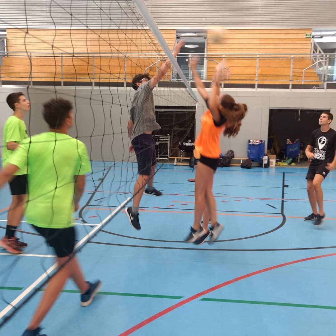 voleiprat's tweet photo. Sabeu quin és l'esport més demandat i festejat al nostre casal multiesportiu? 😉
.
Trobareu la resposta a les nostres fotos 🏐💙
.
#festeviking https://t.co/sN6MGYtyzz