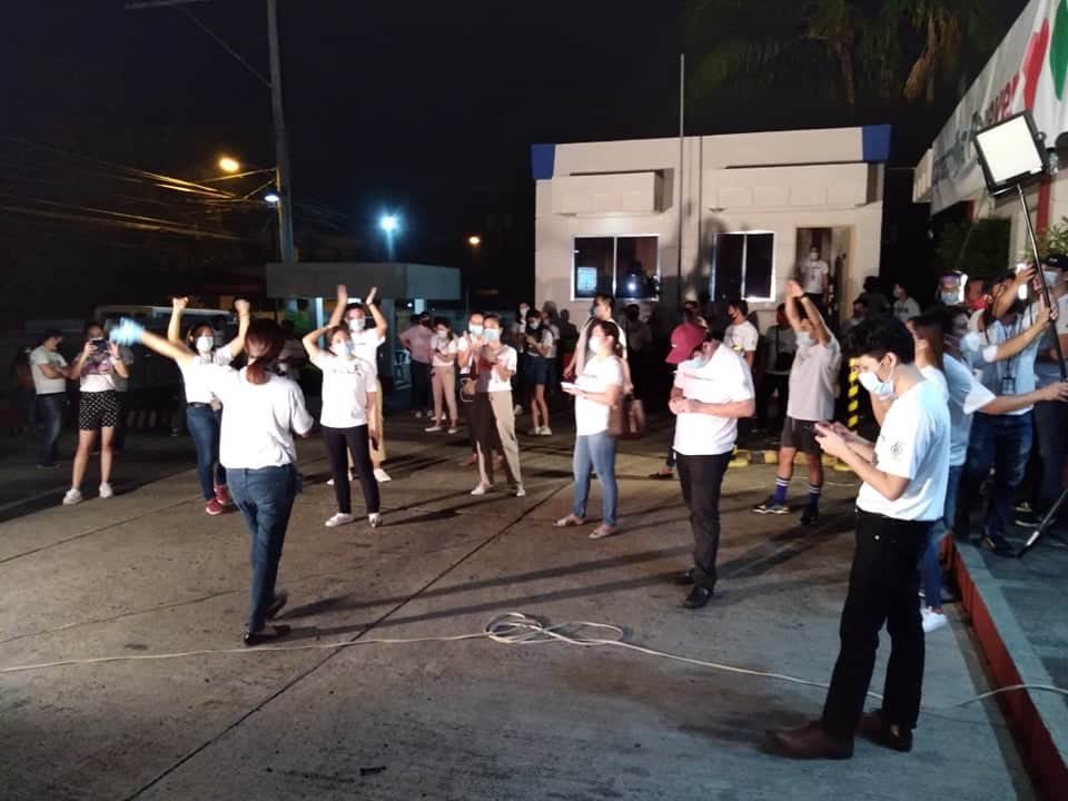 ABSCBNNews's tweet photo. Employees of ABS-CBN Davao join the noise barrage Saturday afternoon. About 63 employees, including agency hired, are about to lose their job after the Congress killed the network’s franchise application. #ABSCBNfranchise https://t.co/7L3nwiHF1O
| via @f_magbanua