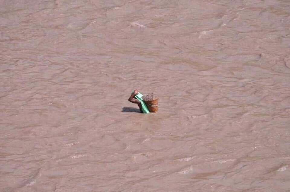 शब्द नै भेटिन, बोल्ने😶
मजबुरि र मजदुरि को यो तस्बिर😥😥