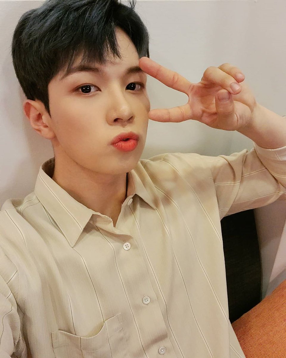 uhmericano's tweet photo. hweseung ig update
#유회승 #엔플라잉
eng° good night♥️
#NFlying #YooHweseung #IfYouAre #AlreadyAsleep #SleepEvenTighter https://t.co/GgYuBA2qsG