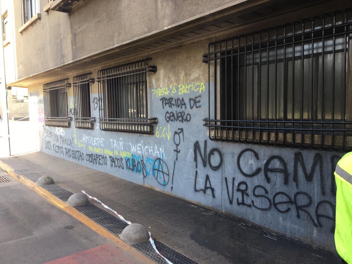 Muni_Stgo's tweet photo. #Santiago: de a poco avanzamos en una labor que los vecinos agradecen: la recuperación de espacios públicos. Es un beneficio p/todos, pero especialmente a quiénes viven en esos puntos que ahora están siendo revitalizados por nuestros equipos. Esta es José Miguel de la Barra 🥰. https://t.co/mYRN2a387s