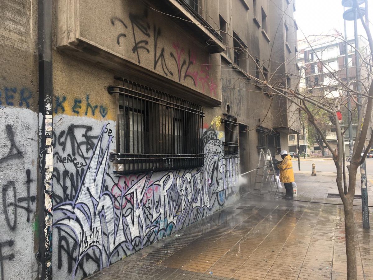 Muni_Stgo's tweet photo. #Santiago: de a poco avanzamos en una labor que los vecinos agradecen: la recuperación de espacios públicos. Es un beneficio p/todos, pero especialmente a quiénes viven en esos puntos que ahora están siendo revitalizados por nuestros equipos. Esta es José Miguel de la Barra 🥰. https://t.co/mYRN2a387s