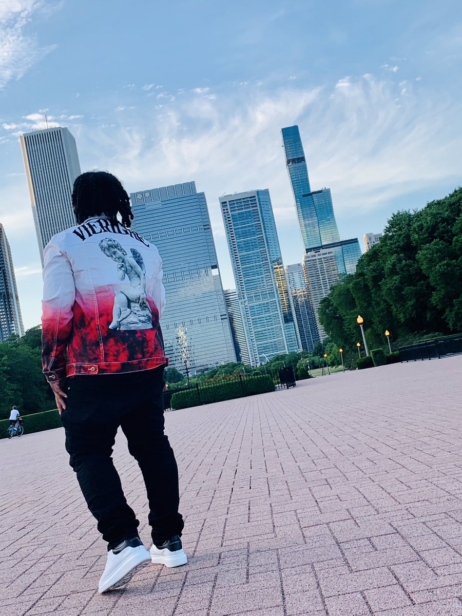 TyranGable's tweet photo. Its hard to love while being a thug💔 but I’m loving the scenery🌃✈️ https://t.co/mU5WdbGFoq