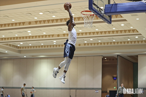 NBALatam's tweet photo. Ja Morant cuando dicen que los seres humanos no pueden volar ✈️😅

#WholeNewGame https://t.co/8hi3x1DxCd