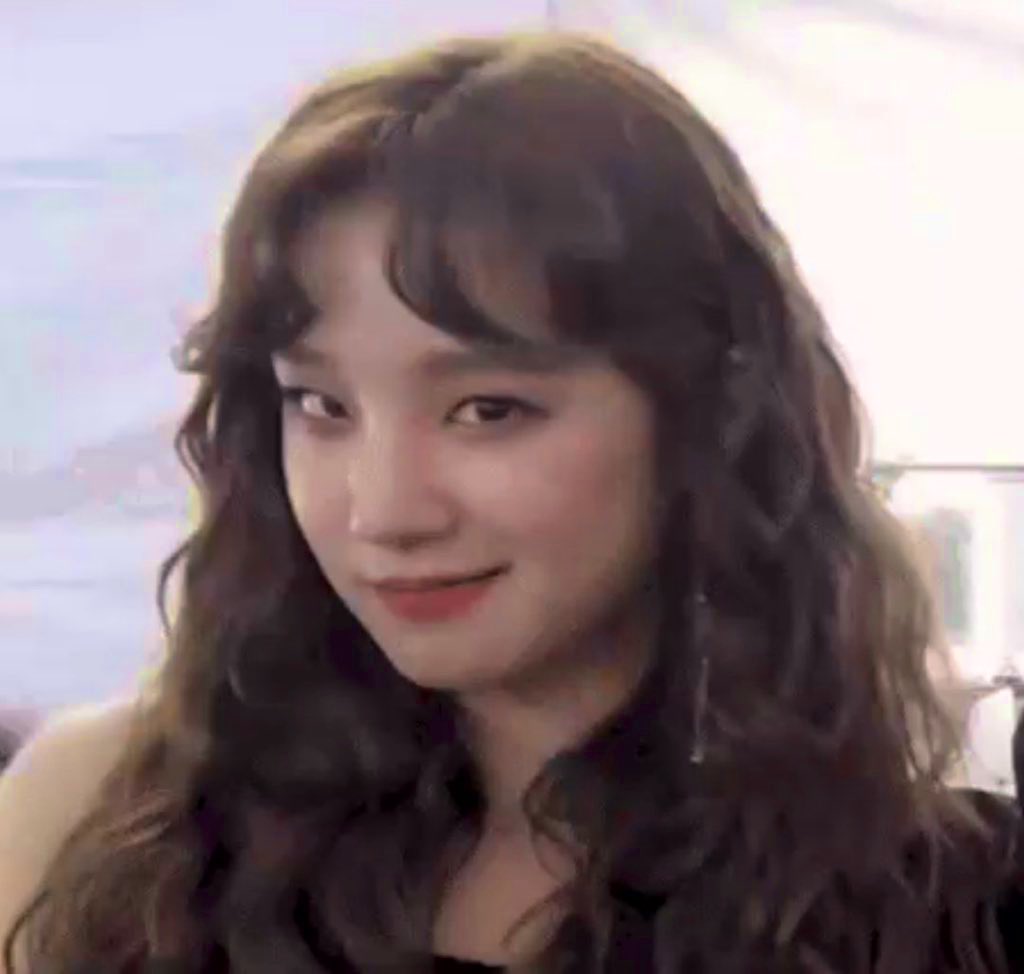 A thread of yuqi’s iconic smirks for  #YUQIDAY 