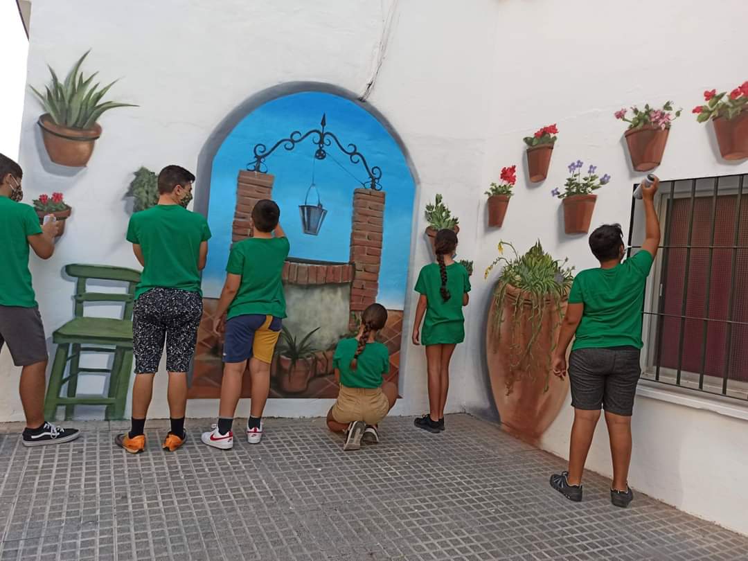 ruthparticipa's tweet photo. Nuestro nuevo mural de #malagamasbella está quedando de lujo... gracias a vecin@s, jóvenes y @AgentesMalaga por poner vuestro granito de arena en este precioso proyecto municipal de arte urbano... #grafiti #embellecimiento #kartio https://t.co/rcT8AXvmIV
