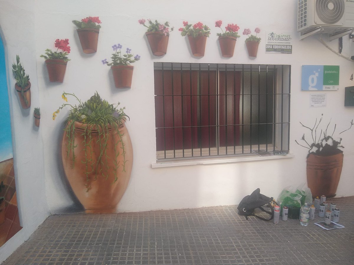 Nuestro nuevo mural de #malagamasbella está quedando de lujo... gracias a vecin@s, jóvenes y <a href="/AgentesMalaga/">Agentes Dinamizadores Málaga</a> por poner vuestro granito de arena en este precioso proyecto municipal de arte urbano... #grafiti #embellecimiento #kartio