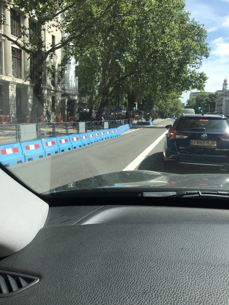 IlyMestroni's tweet photo. Euston Road... just one lane for cars!!! Congestion charge £15 every day, all the day... ⁦⁦@ShaunBaileyUK⁩ how ridiculous is ⁦@MayorofLondon⁩ #londontraffic #newlondonmayor#electiondaylondon https://t.co/1KyVA5D9XN