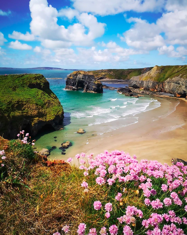 discoverirl's tweet photo. You can't drive 10 minutes down the west coast without discovering a beautiful beach! 🏝 There's nothing more calming than walking in the surf on a summer's day. #MakeABreakForIt #WildAtlanticWay

📍 Nuns Beach, Co. Kerry
📷 lemonlimod https://t.co/qotNbsh5FS