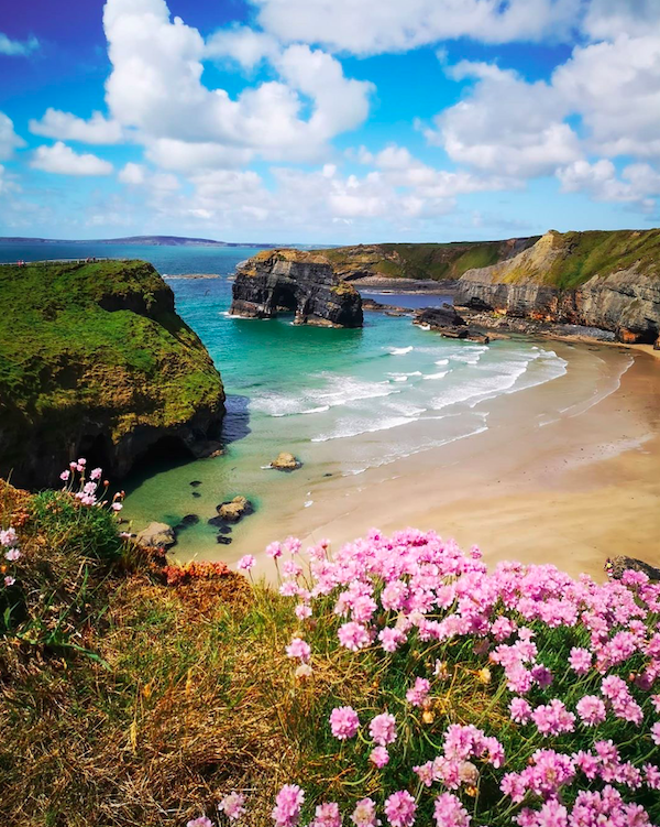 You can't drive 10 minutes down the west coast without discovering a beautiful beach! 🏝 There's nothing more calming than walking in the surf on a summer's day. #MakeABreakForIt #WildAtlanticWay 📍 Nuns Beach, Co. Kerry 📷 lemonlimod