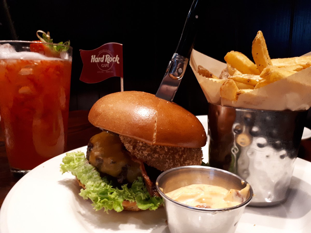 bemusedbackpack's tweet photo. @visit_mcr Great choices! I'd definitely add a visit to .@HardRockCafeMCR to that list after my visit. Ribs the size of a cow, awesome burgers and a relaxed but efficient 'safe and sound' IPC policy reassuring people it is safe to come out and eat again! #LegendsOnly #HardRockPartner https://t.co/859U8FL4r4