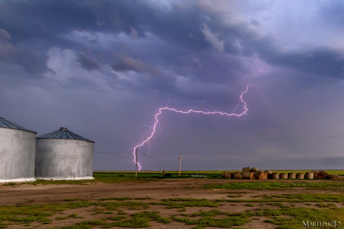 Strong storms with hail and the potential for tornadoes became scrappy and widespread but still produced nice lightning and sunset mammatus: marty.photo/severeweather/…