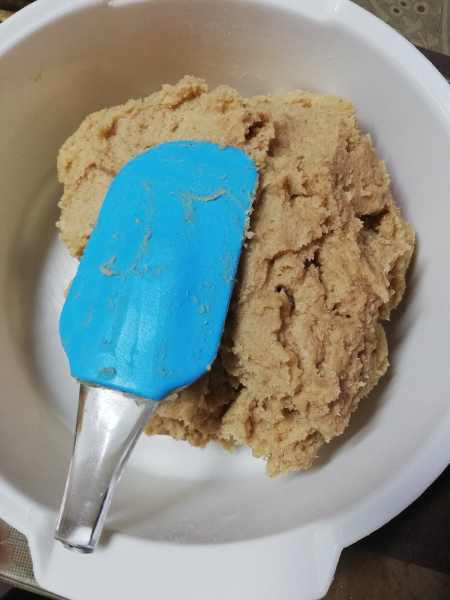 dramaiqueen's tweet photo. Nagtitingin ako ng spatula sa Shopee. Tbh, parang lahat sila mapuputol ko pa din in time. Masinsinan kasi ako maghalo. #bakebreak https://t.co/Qd543j0aS4