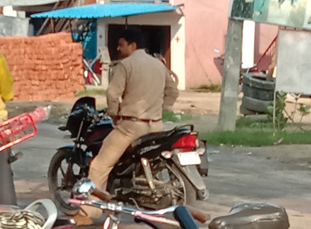 RajniKant_832's tweet photo. क्या ये साहब कानून दायरे से बाहर हैं?
बिना हेलमेट व मास्क के घूम रहे हैं ।
और तो और गाड़ी में नम्बर भी नही है ।
देखते हैं जिनका चालान कौन करता है?
कौड़िया थाना पुलिस केवल सामान्य लोगों का ही चालान करती है या इनका भी करेगी?
@Uppolice @digdevipatan @gondapolice @NayyarRajkaran https://t.co/4tiDWNrF7H