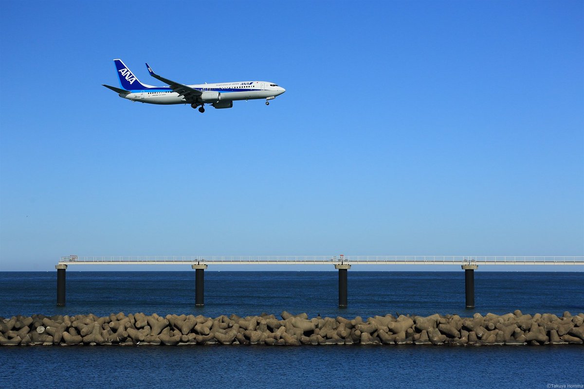 新潟空港 空港２階 ガチャガチャ近くの 巨大な米粒オブジェ 南国風にしました フラダンス風の 衣装なのですが 予想以上に米が大きく これ以上 上がりませんでした 米も成長してるのかも 真ん中のはマスクです 南国からは少しそれますが 沖縄線は