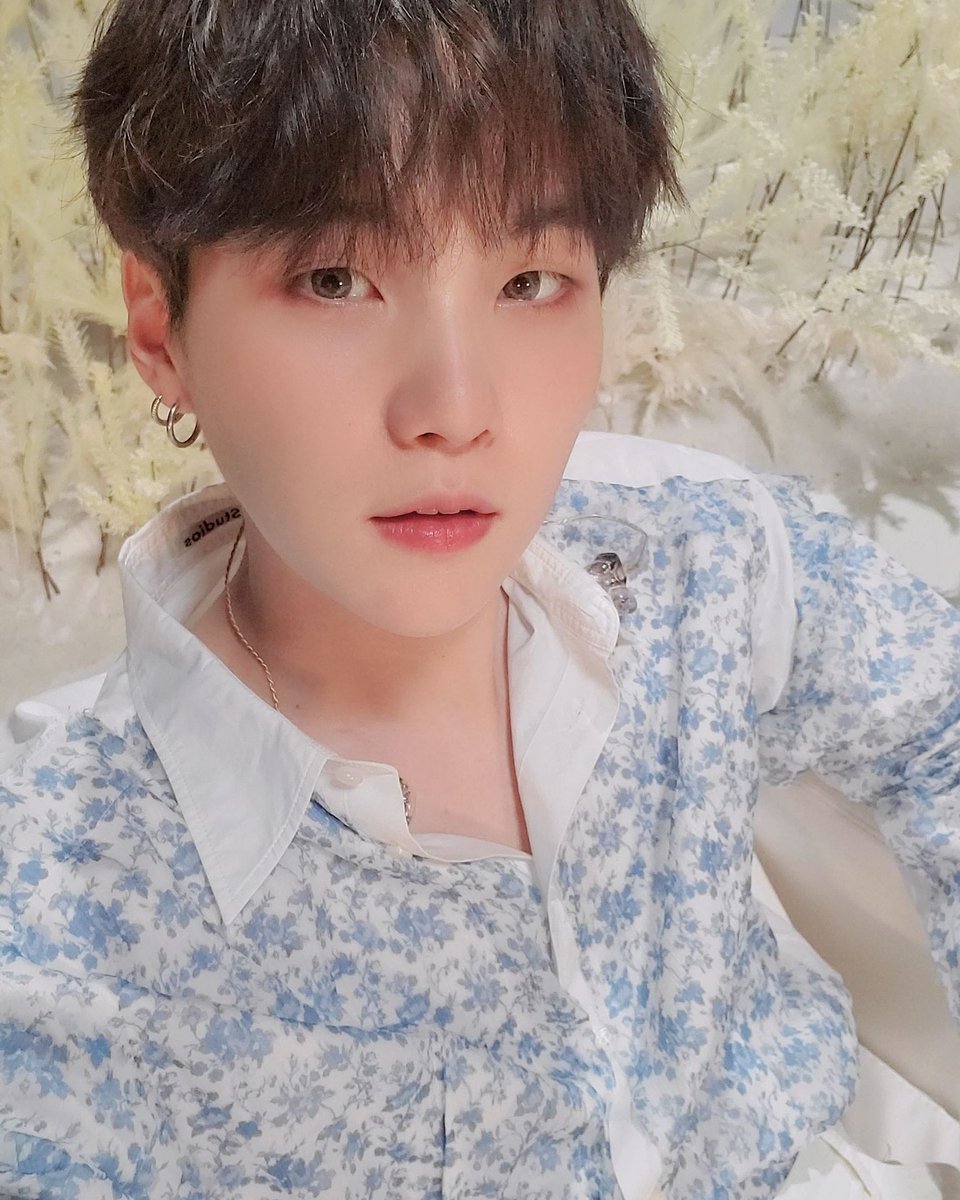 Jin_Hiit_7's tweet photo. Yoongi bey arka odaya mı geçsek napsak bilemedim ki.. 🤤 https://t.co/s2jbT1jR7S
