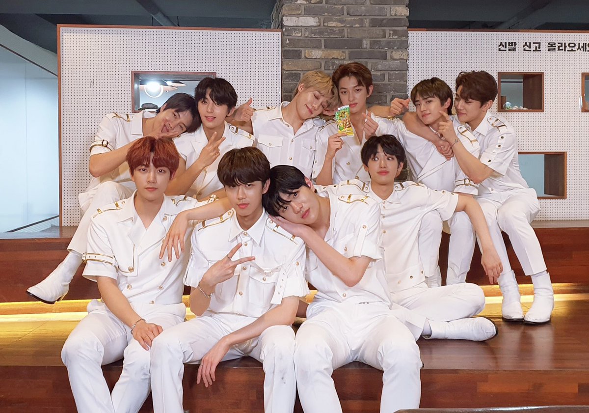 GoldenChild's tweet photo. [📸] 20.07.18 팬사인회를 마치고

손으로 눈 가리면...
그게 골드니스가 없는 
금둥이들의 세상이랍니다(இ﹏இ`｡)
골차는 골드니스없인 못살아💦💦

#GoldenChild #골든차일드
#Take_A_Leap #ONE #Lucid_dream https://t.co/c5OvCwP9Gs