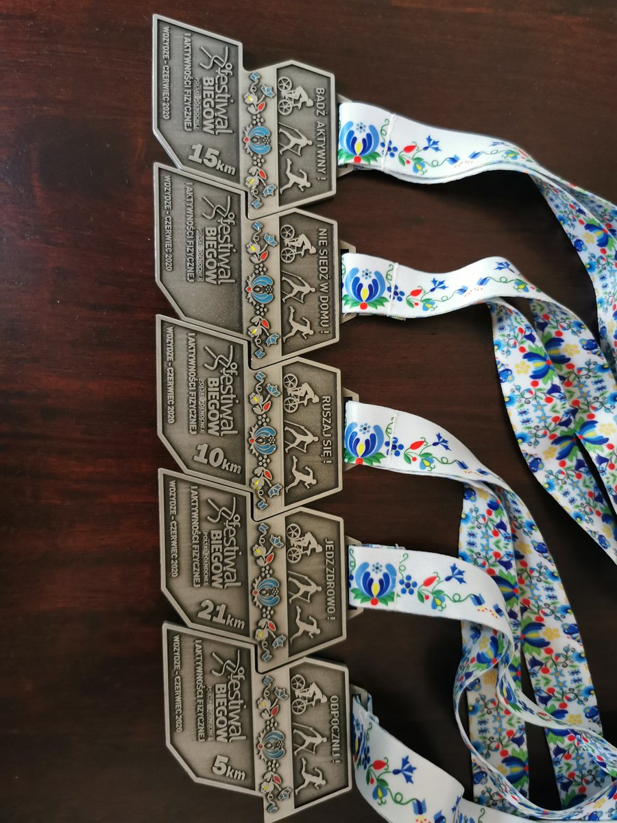 tomasz_gasecki's tweet photo. Właśnie odebrałem trofea za #festiwalbiegowpolskipolnocnej i zostałem #hardrunner em. 👍🍾🏃♂️
#bieganie #biegambolubie #marathotraining https://t.co/cgcmiytSti