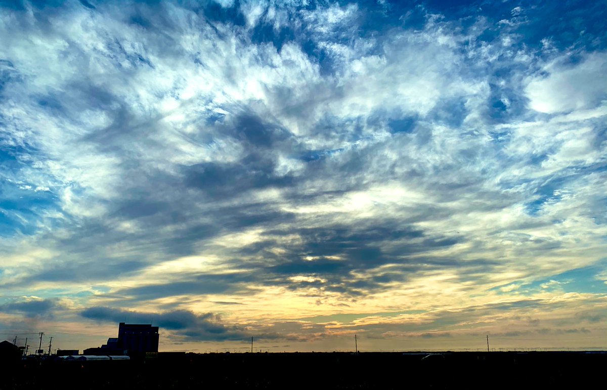 ON_erc's tweet photo. ⁰⁷/₁₈ » 試練

今日にぴったりの空に見えた🕊🪐

⋆
#夕方
#空 https://t.co/rRJCbr6fCF