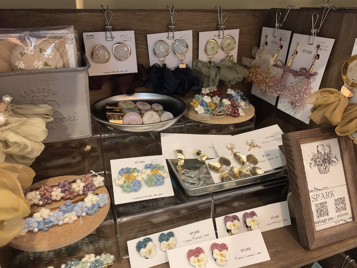 SPARK_handmade's tweet photo. 神戸にあるハンドメイド雑貨
トト路地さん(@kobetotoroji)で
商品を置かせて頂くことになりました！

お気に入りの商品をたくさん持って行きました(*^^*)
どの子がお迎えしてもらえるかワクワクです💐

#ハンドメイドアクセサリー #ヘアアクセサリー ＃トト路地 #委託販売 https://t.co/VnHHqltoOW