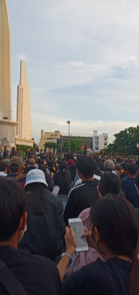 jenrob_jen's tweet image. 18.30 "วันนี้คนระยองเดินทางมาหาคน'ระยำ'ที่กรุงเทพ เพราะสามวันก่อนคนระยำเดินทางไปหาคนระยอง"

คุณไมค์ ผู้ปราศัย #เยาวชนปลดแอก กล่าวถึง
#ตํารวจระยองอุ้มประชาชน