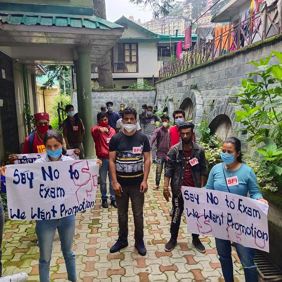 #BoycottUGCGuidelines
आज SFI हिमाचल प्रदेश राज्य कमेटी UGC के दिशा निर्देशों के खिलाफ व महामारी के दौरान परीक्षाओं को रद्द करने की मांग को लेकर सभी छात्रों के प्रोमोशन  के लिए उच्च शिक्षा निदेशालय के बाहर धरना प्रदर्शन किया और उच्च शिक्षा निदेशक को ज्ञापन सौंपा।
#SFI_HP