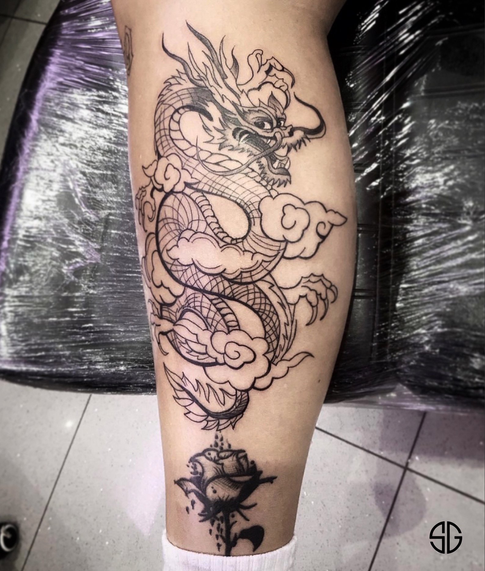 Twitter 上的 Southgate SG Tattoo & Piercing Studio："• 🐉 Dragon • Line work  shin project by our resident @nsmactattoos for @rheannasink 🎧 For bookings  and info: •🌐 https://t.co/HvMP8hx9uB •📧 info@southgatetattoo.co.uk  •📱07456415895(WhatsApp only)