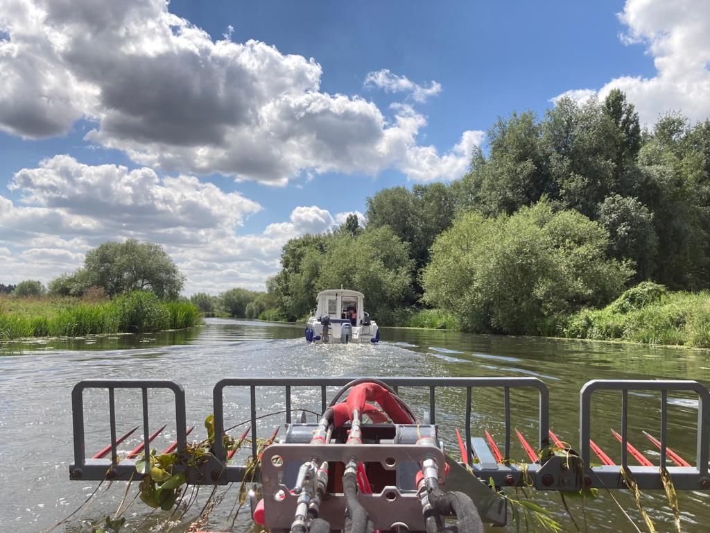 Ang_WaterwaysEA's tweet photo. (1/3) Following the high summer winds in recent weeks we’d discovered numerous third party trees down, especially on the upper #BedfordOuse part of the #RiverGreatOuse, a @EnvAgencyAnglia #waterway.  Here are our team &amp; newly formed #WaterwaysWorkforce starting to make >>cont>... https://t.co/DJsLK7vkoH
