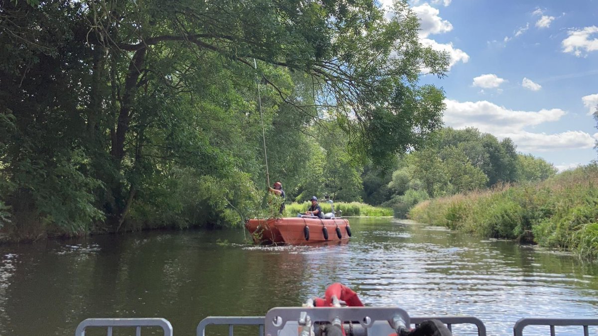 Ang_WaterwaysEA's tweet photo. (1/3) Following the high summer winds in recent weeks we’d discovered numerous third party trees down, especially on the upper #BedfordOuse part of the #RiverGreatOuse, a @EnvAgencyAnglia #waterway.  Here are our team &amp; newly formed #WaterwaysWorkforce starting to make >>cont>... https://t.co/DJsLK7vkoH