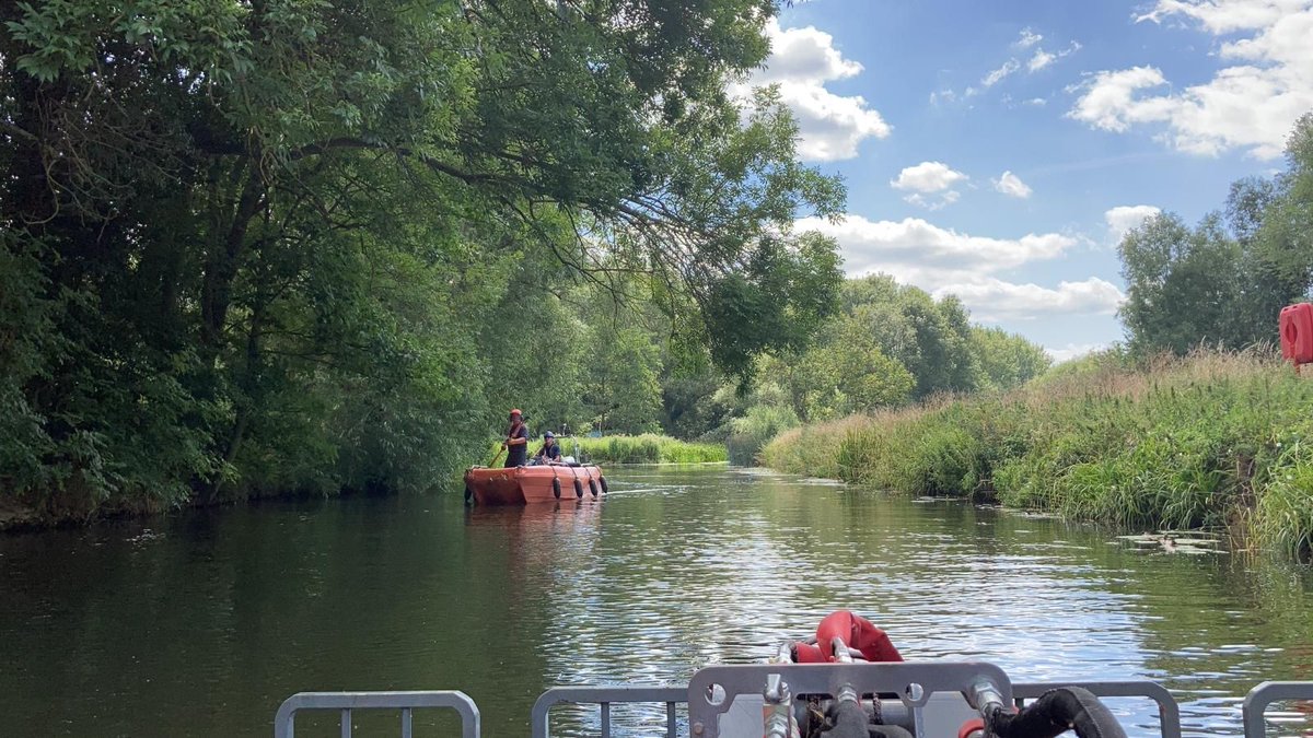 Ang_WaterwaysEA's tweet photo. (1/3) Following the high summer winds in recent weeks we’d discovered numerous third party trees down, especially on the upper #BedfordOuse part of the #RiverGreatOuse, a @EnvAgencyAnglia #waterway.  Here are our team &amp; newly formed #WaterwaysWorkforce starting to make >>cont>... https://t.co/DJsLK7vkoH