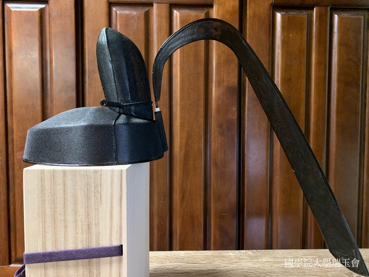 冠】 正装・礼装で男子が用いる被り物です🎩 神職が用いる冠は、纓が