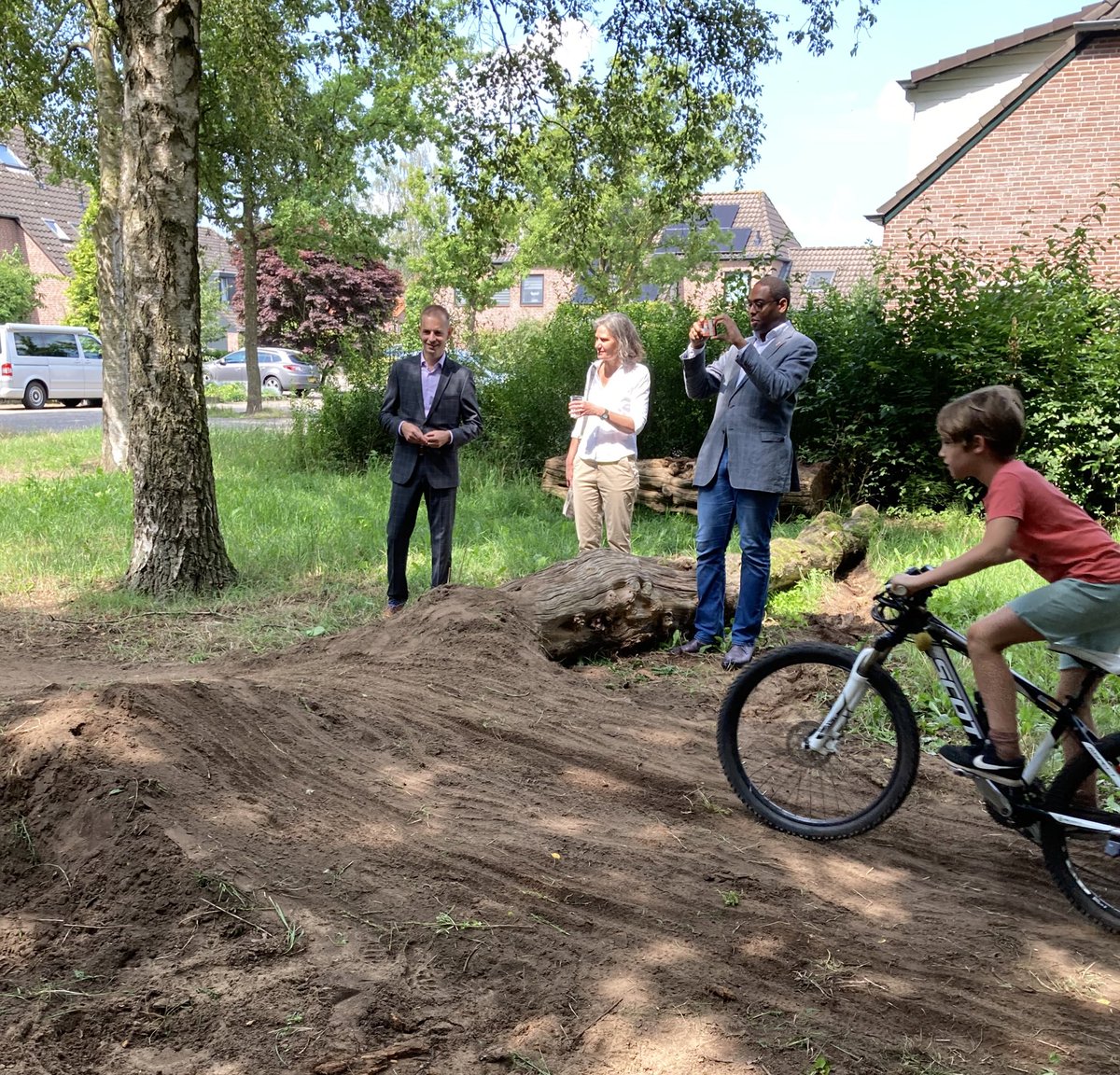 Vandaag hebben <a href="/JorikHuizinga/">𝗝𝗼𝗿𝗶𝗸 𝗛𝘂𝗶𝘇𝗶𝗻𝗴𝗮</a> <a href="/Dave_Ensberg/">Dave Ensberg-Kleijkers</a>  en #JolinedeWeert #GezondeBuurt wijk Schöneveld in @gemeenteDchem samen met wijkbewoners opgeleverd. De ideeën van de kinderen op het gebied van Spelen, Ontmoeten en Natuur zijn in 5 gebieden uitgewerkt.@jantjebetonline <a href="/IVNNederland/">IVN Natuureducatie</a>