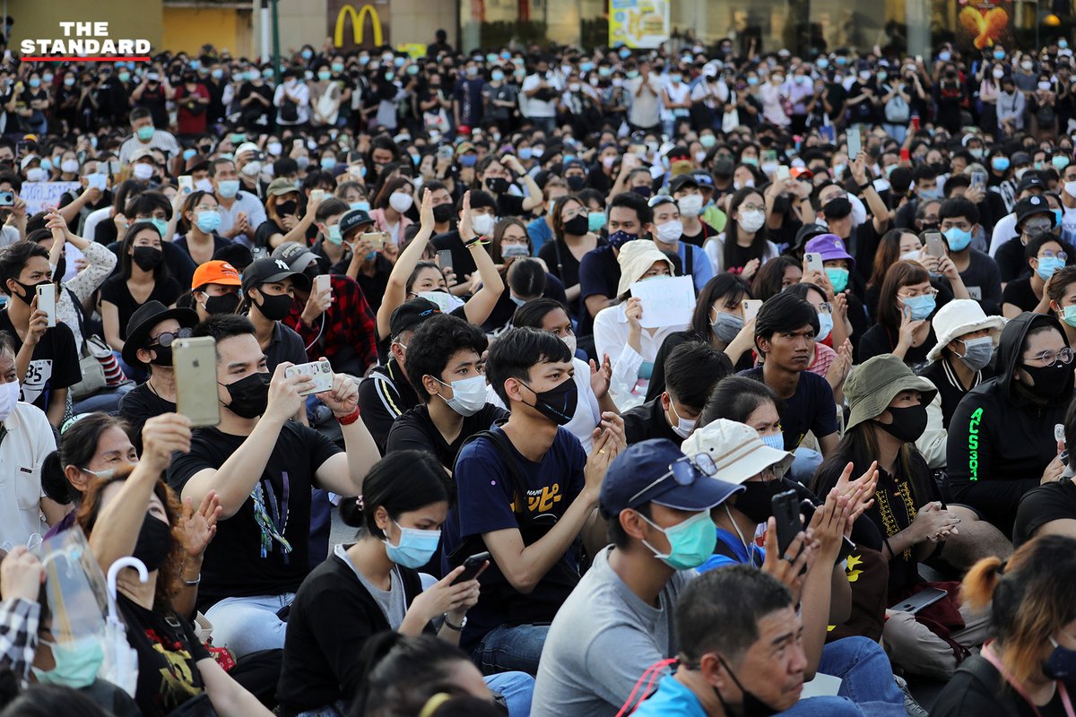 thestandardth's tweet photo. มวลชนลงถนนหน้าอนุสาวรีย์ประชาธิปไตย เรียกร้องยุบสภา หยุดคุกคาม แก้รธน.

เรื่อง: พลวุฒิ สงสกุล
ภาพ: ฐานิส สุดโต

#เยาวชนปลดแอก 
#TheStandardPhoto 
#TheStandardCo https://t.co/CQ9DUOgOHJ