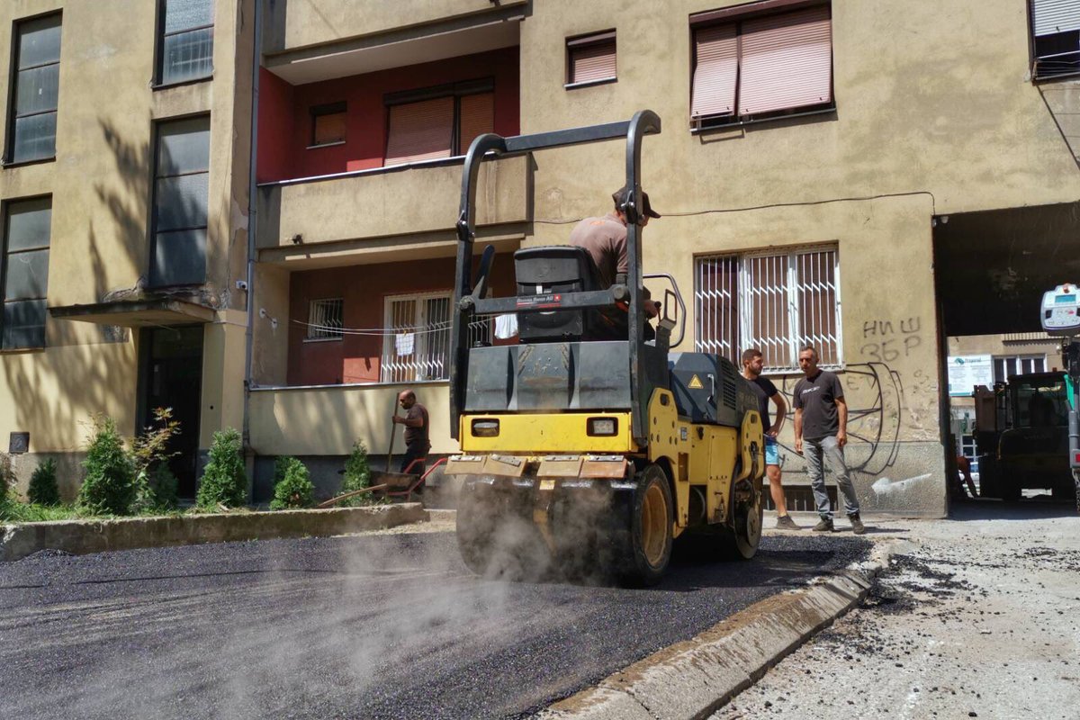 Важно је да сваки кутак Ниша буде уредан. На иницијативу станара помогли смо да простор унутар блока између Обреновићеве и Пријездине улице постане уреднији, са више зеленила, спортских терена и новим стазама и саобраћајницама. Нема стајања! ДБ