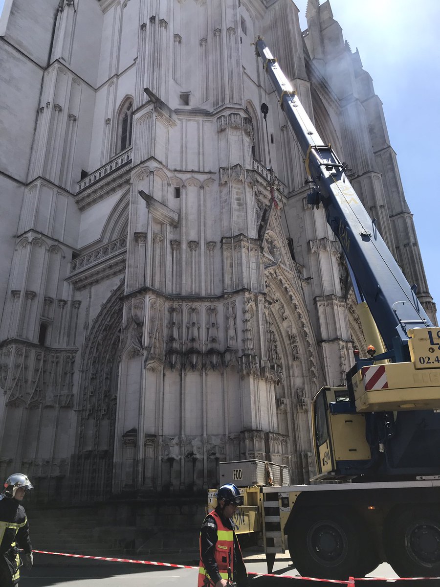 mathieugruel's tweet photo. Abîmé au cours de l’intervention des pompiers, l’un des fleurons de la #CathedraledeNantes va être retiré de la façade. https://t.co/IiXv050kmr
