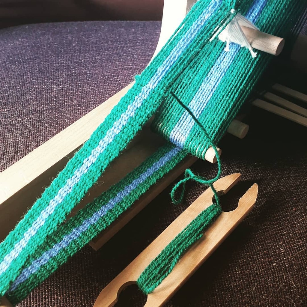 alicrosstarot's tweet photo. Still #weaving bands on my #inklette #loom. Ordered D rings to turn the bands into belts or luggage straps.
#weavingloom #weavingeveryday #woolart #butefabrics #britishwool https://t.co/tcEvbRxLz1 https://t.co/iejUIwTXJZ