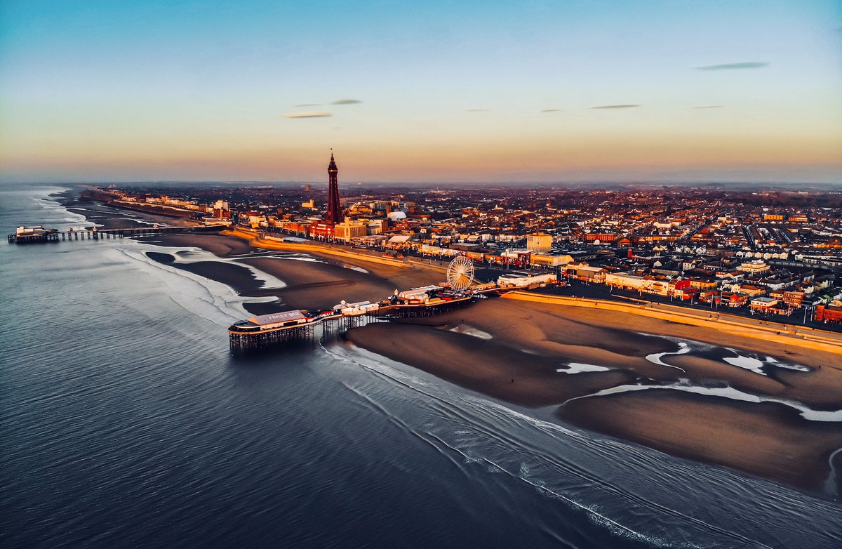 jaymzzb's tweet photo. Gotta love a #Blackpool sunset @BpoolCouncil @badas_tweets @TheBplTower @The_Gazette @visitBlackpool https://t.co/NZa8YEou0s