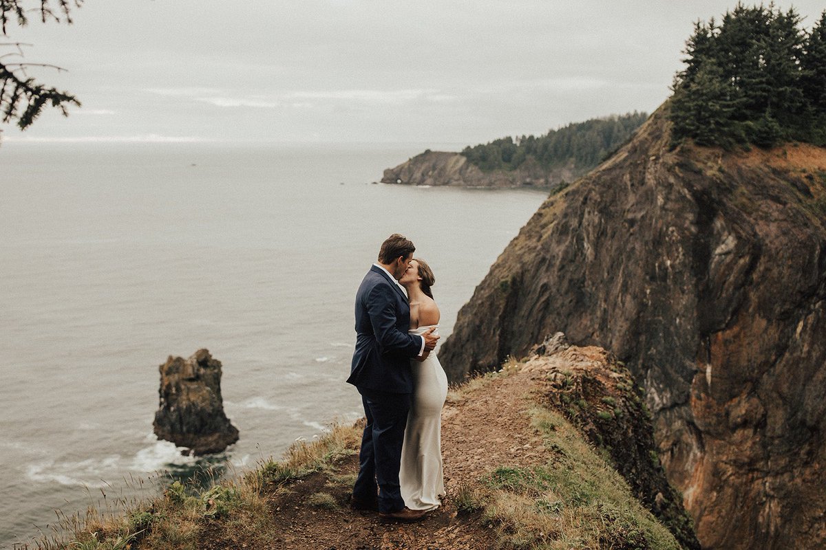 CoachMattRhodes's tweet photo. Step out in faith!

The best things in life are waiting for you out on the edge! 

Introducing my beautiful bride, my love, my wife, my best friend! https://t.co/S0Hj0a2RoX