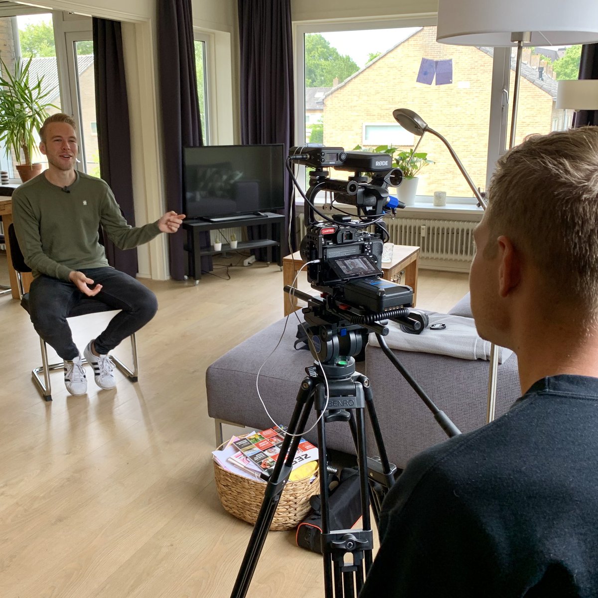 It's a 🌯! 

Alle draaidagen van 'Verre Vrienden' zitten erop. We duiken de montage in en op woensdag 6️⃣ augustus is de eerste aflevering van de serie te zien op <a href="/RTVDrenthe/">RTV Drenthe</a>!