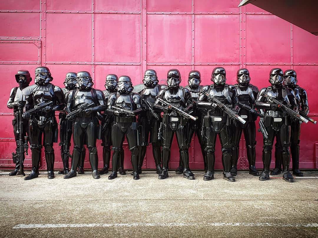 501stSpecOps's tweet photo. This weekend's #SearchAndDestroySaturday shoutout goes to the Nexu pack of @501stGG
The team is made up of 12 #ShadowTrooper & 3 #ShadowScout costumes & patrol the German territory.
#SearchAndDestroy #SpecOps #SwiftSilentRelentless #NexuPack https://t.co/zXlrdJIUaC