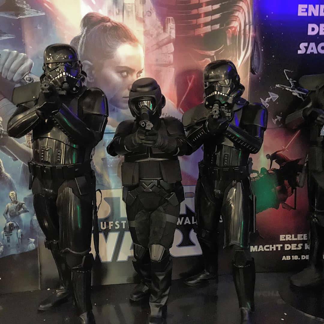 501stSpecOps's tweet photo. This weekend's #SearchAndDestroySaturday shoutout goes to the Nexu pack of @501stGG
The team is made up of 12 #ShadowTrooper & 3 #ShadowScout costumes & patrol the German territory.
#SearchAndDestroy #SpecOps #SwiftSilentRelentless #NexuPack https://t.co/zXlrdJIUaC