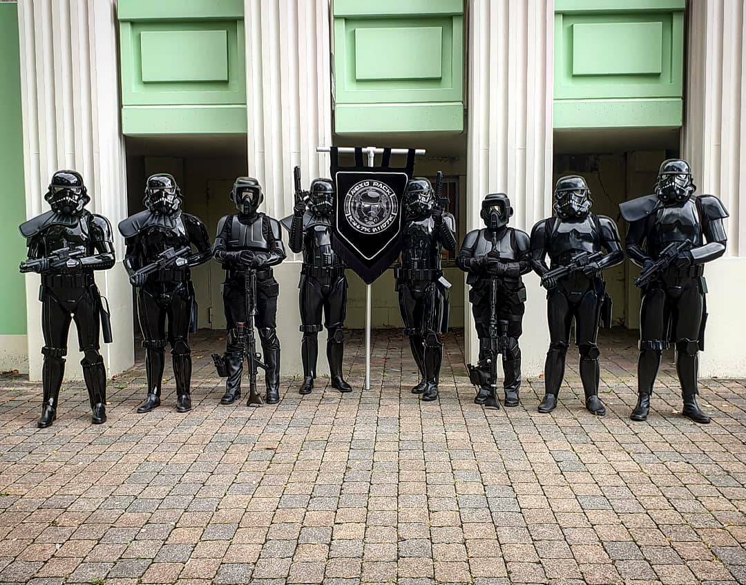 501stSpecOps's tweet photo. This weekend's #SearchAndDestroySaturday shoutout goes to the Nexu pack of @501stGG
The team is made up of 12 #ShadowTrooper & 3 #ShadowScout costumes & patrol the German territory.
#SearchAndDestroy #SpecOps #SwiftSilentRelentless #NexuPack https://t.co/zXlrdJIUaC
