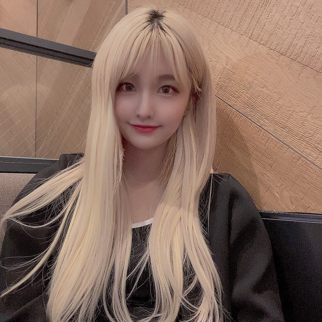 ANS_official_'s tweet photo. [#달린]

단발 달린에서 긴머리 달린으로 변신!🧚🏼‍♀️
1년만에 긴머리해서 저도 아직 너무 어색해요ㅠㅠ
우리 앤써들은 저 어때요?🥺🥺
-
#ANS #Dalyn #에이엔에스 #달린 #달냥이 https://t.co/DI9m3e0Rep