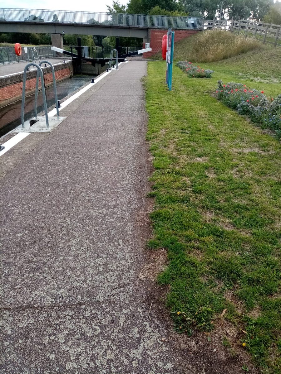 Ang_WaterwaysEA's tweet photo. Our #WaterwaysWorkforce have given attention here to #GreatBarfordLock on the #RiverGreatOuse, #BedfordOuse an @EnvAgencyAnglia #waterway. Giving this attention to detail really tidies up the site &amp; with the wildflower beds it is looking great.  We hope you enjoy their efforts! https://t.co/jYAGUTuoF3