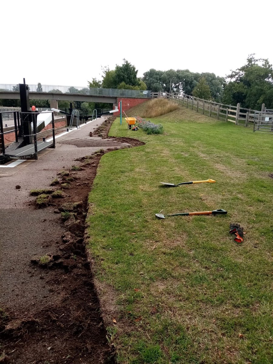 Ang_WaterwaysEA's tweet photo. Our #WaterwaysWorkforce have given attention here to #GreatBarfordLock on the #RiverGreatOuse, #BedfordOuse an @EnvAgencyAnglia #waterway. Giving this attention to detail really tidies up the site &amp; with the wildflower beds it is looking great.  We hope you enjoy their efforts! https://t.co/jYAGUTuoF3
