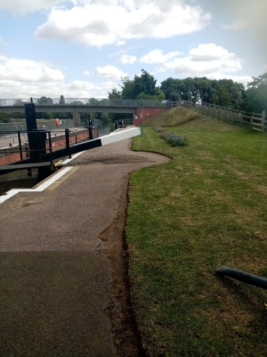 Ang_WaterwaysEA's tweet photo. Our #WaterwaysWorkforce have given attention here to #GreatBarfordLock on the #RiverGreatOuse, #BedfordOuse an @EnvAgencyAnglia #waterway. Giving this attention to detail really tidies up the site &amp; with the wildflower beds it is looking great.  We hope you enjoy their efforts! https://t.co/jYAGUTuoF3