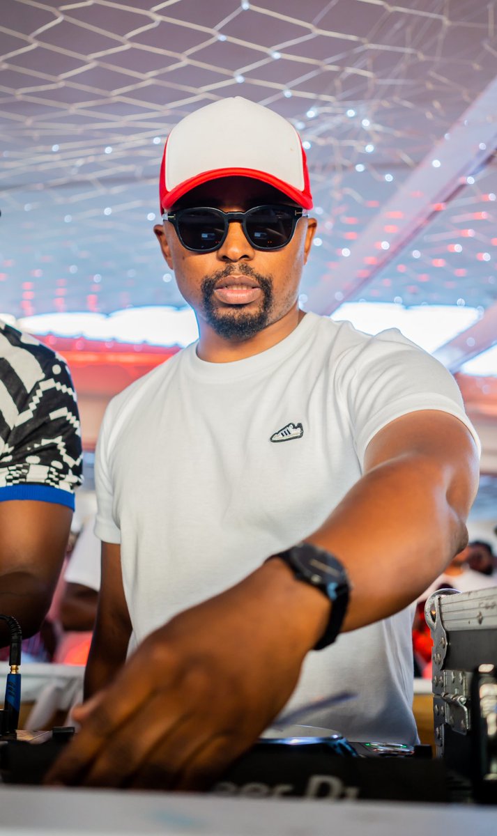 DJLOYD's tweet photo. Live on @5FM ‼️
#TheHouseConnect
2PM - 5PM
LINE UP
14.10 @TheeGobbs
14.30 #ProducerChallenge
14.40 @SirVincentHouse
15.10 @BekzinTerris
15.40 #HouseConnectTop5
16.05 @Athie_Umgido
16.20 #DJChallenge
16.55 #5to5track https://t.co/IfbfyAHAoz