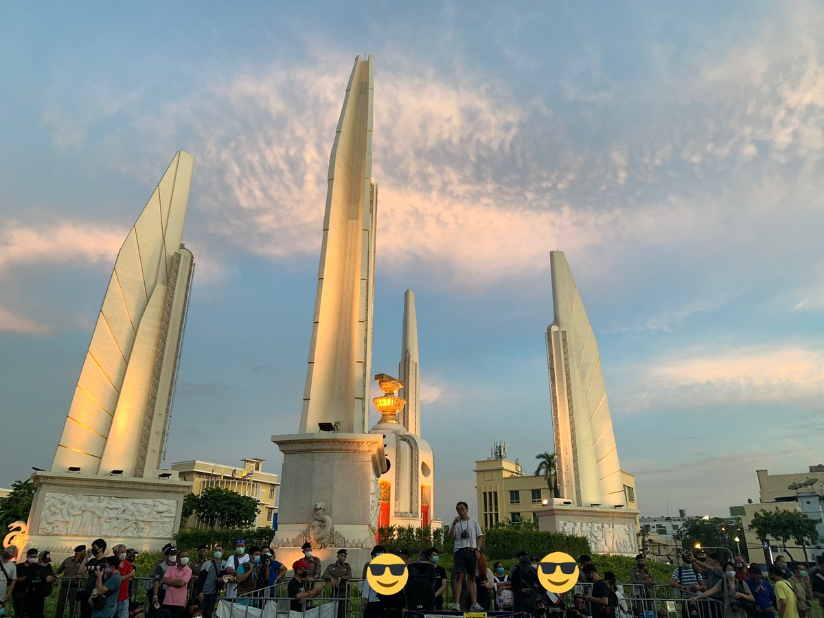 parisjpt's tweet photo. ผู้ปราศรัย : มีนักข่าวมาถามผมว่าทำไมต้องแจกพิซซ่า 112 ชิ้น ผมก็กระอักกระอ่วนไม่รู้จะตอบอย่างไร ก็เลยน้อมนำคำสอนรองนายกฯ ตอบไปว่า ไม่รู้ๆๆๆๆ #เยาวชนปลดแอก https://t.co/00WuxZGMZ8