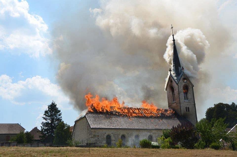 JulienAubert84's tweet photo. Soit nous sommes coupables de négligence, et nous ne sommes pas à la hauteur de notre héritage. Soit nous sommes naïfs face à des groupes malveillants, et nous ne sommes pas à la hauteur de notre héritage. J’attends de @GDarmanin qu’il nous indique pourquoi nos églises brûlent. https://t.co/2LwBkOJxfy